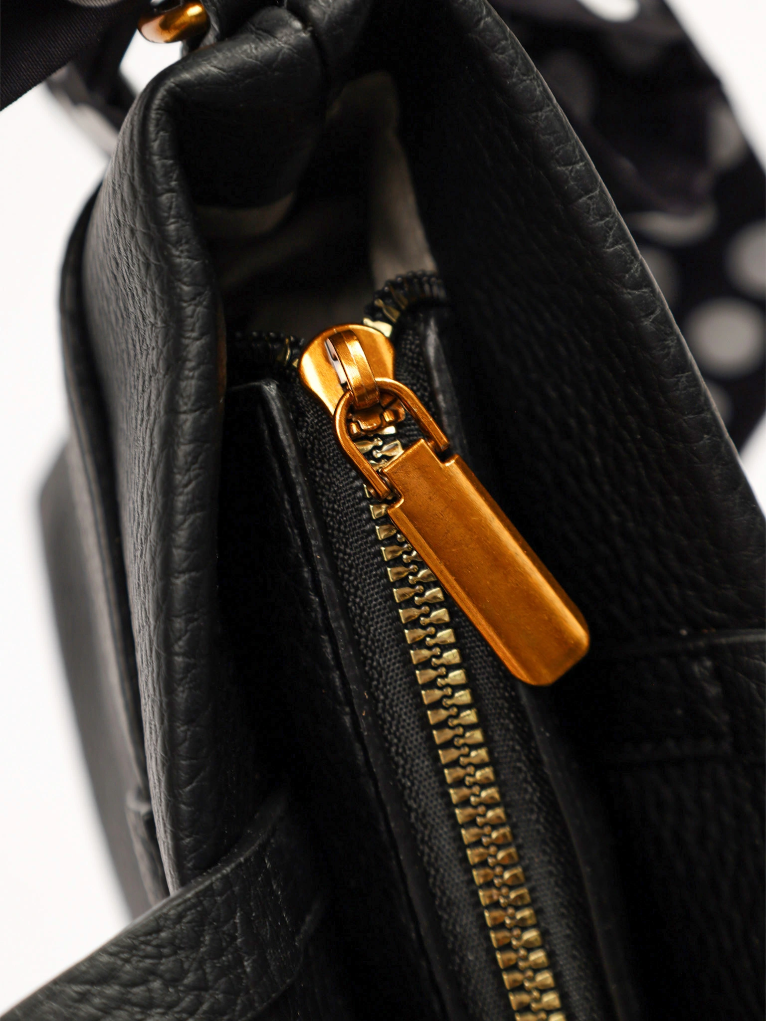 Сумка-тоут с декоративным платком и ремешком с пряжкой в ассортименте